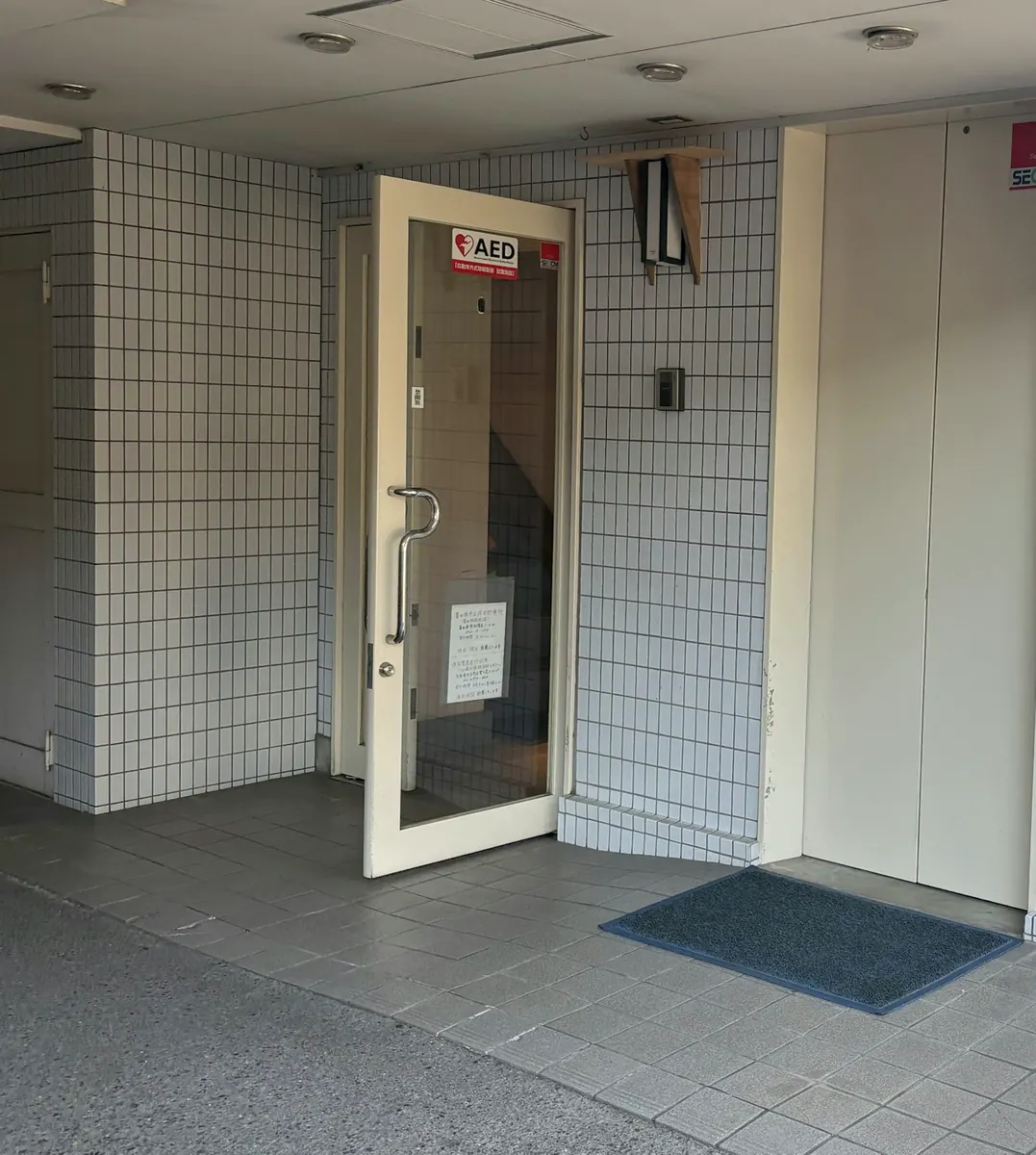 1階の入口。左がガラスの扉、右の扉がエレベーター